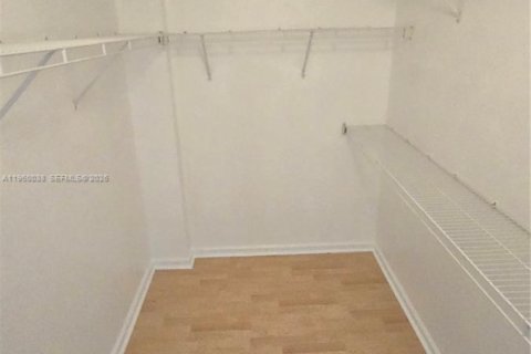 Copropriété à louer à Hollywood, Floride: 2 chambres, 108.32 m2 № 2020287 - photo 6