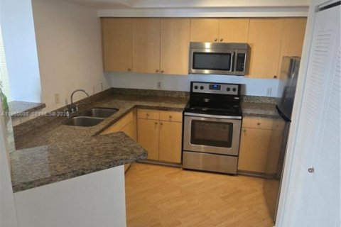 Copropriété à louer à Hollywood, Floride: 2 chambres, 108.32 m2 № 2020287 - photo 2