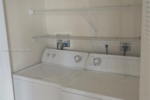 Copropriété à louer à Hollywood, Floride: 2 chambres, 108.32 m2 № 2020287 - photo 11