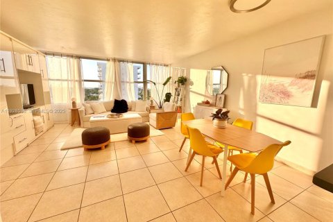 Condominio en alquiler en Miami Beach, Florida, 52.58 m2 № 1987054 - foto 8