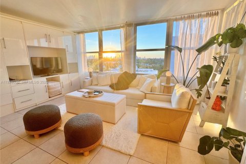 Estudio en el Condominio en Miami Beach, Florida  № 1987054