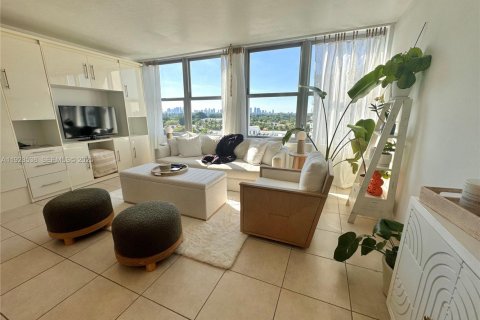 Condominio en alquiler en Miami Beach, Florida, 52.58 m2 № 1987054 - foto 4