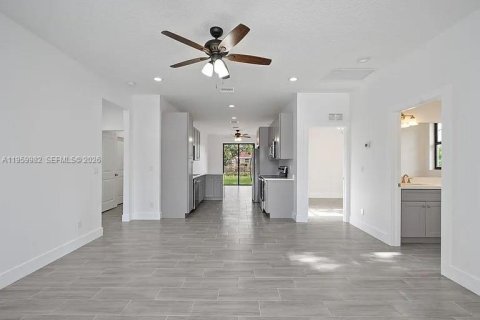 Casa en venta en Riviera Beach, Florida, 5 dormitorios, 152.27 m2 № 2020356 - foto 2