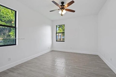 Casa en venta en Riviera Beach, Florida, 5 dormitorios, 152.27 m2 № 2020356 - foto 13