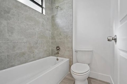 Casa en venta en Riviera Beach, Florida, 5 dormitorios, 152.27 m2 № 2020356 - foto 12