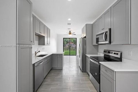 Casa en venta en Riviera Beach, Florida, 5 dormitorios, 152.27 m2 № 2020356 - foto 3