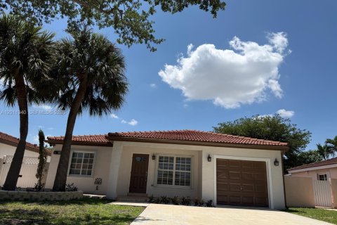 Casa en alquiler en Hialeah, Florida, 3 dormitorios, 89 m2 № 2075160 - foto 2