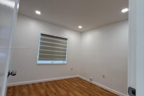 Casa en alquiler en Hialeah, Florida, 3 dormitorios, 89 m2 № 2075160 - foto 14