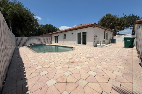 Casa en alquiler en Hialeah, Florida, 3 dormitorios, 89 m2 № 2075160 - foto 5
