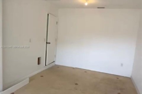 Casa en alquiler en Hialeah, Florida, 3 dormitorios, 89 m2 № 2075160 - foto 17