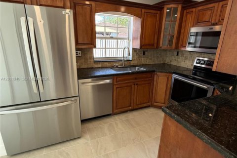Casa en alquiler en Hialeah, Florida, 3 dormitorios, 89 m2 № 2075160 - foto 10