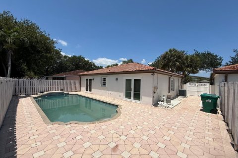 Casa en alquiler en Hialeah, Florida, 3 dormitorios, 89 m2 № 2075160 - foto 4