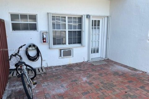 Copropriété à louer à Hallandale Beach, Floride: 26.48 m2 № 2063124 - photo 2
