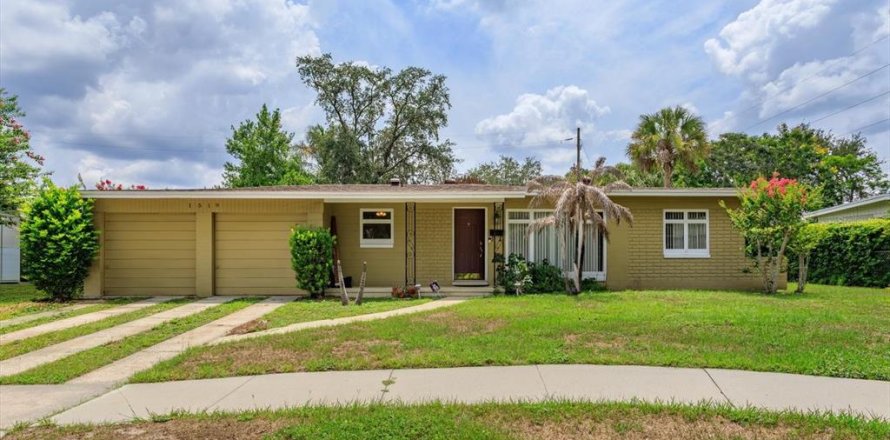 House in Orlando, Florida 3 bedrooms, 154.03 sq.m. № 2223390
