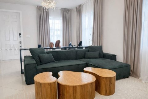 Casa en alquiler en Miami, Florida, 3 dormitorios, 197.32 m2 № 2033419 - foto 2