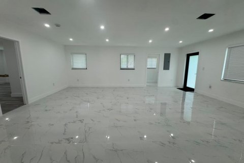 House in Fort Lauderdale, Florida 4 bedrooms, 182.83 sq.m. № 2401259 - photo 12
