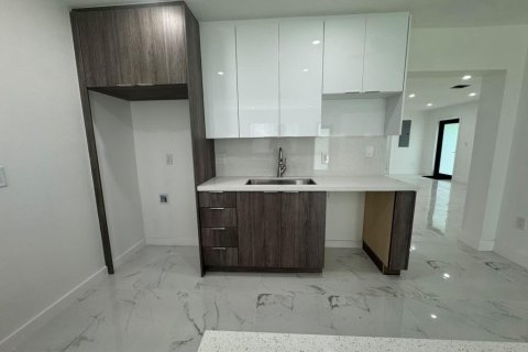 House in Fort Lauderdale, Florida 4 bedrooms, 182.83 sq.m. № 2401259 - photo 8