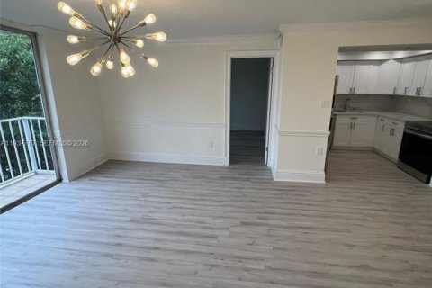 Condo in Miami, Florida, 2 bedrooms  № 1995619 - photo 6