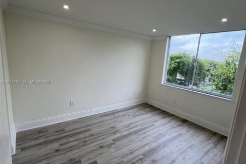 Condo in Miami, Florida, 2 bedrooms  № 1995619 - photo 12
