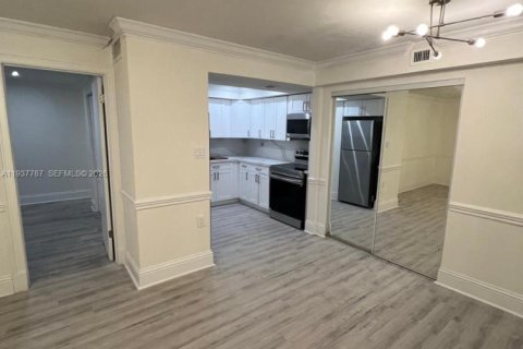 Condo in Miami, Florida, 2 bedrooms  № 1995619 - photo 4