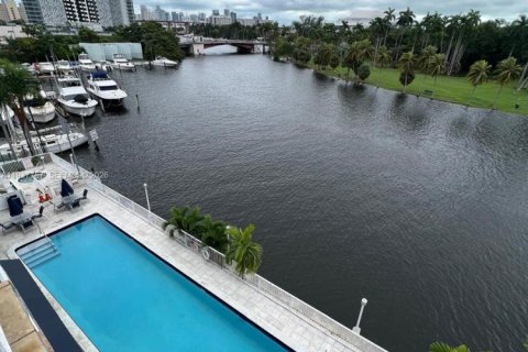 Condo in Miami, Florida, 2 bedrooms  № 1995619 - photo 16