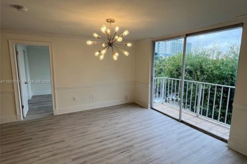 Condo in Miami, Florida, 2 bedrooms  № 1995619 - photo 5