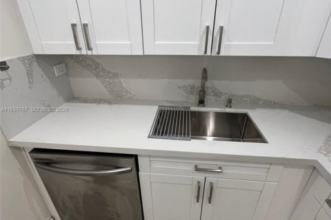 Condo in Miami, Florida, 2 bedrooms  № 1995619 - photo 2