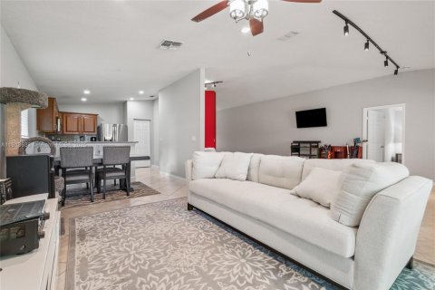 Casa en venta en Port St. Lucie, Florida, 3 dormitorios, 170.66 m2 № 1968896 - foto 21