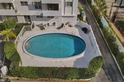 Снять в аренду кондоминиум в Бей-Харбор-Айлендс, Флорида 2 спальни, 144.46м2, № 2050328 - фото 3