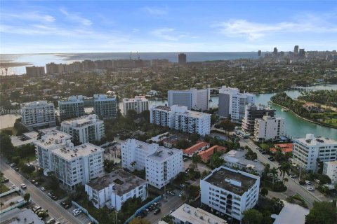 Снять в аренду кондоминиум в Бей-Харбор-Айлендс, Флорида 2 спальни, 144.46м2, № 2050328 - фото 6