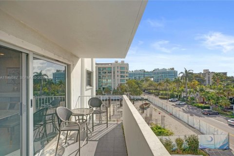 Снять в аренду кондоминиум в Бей-Харбор-Айлендс, Флорида 2 спальни, 144.46м2, № 2050328 - фото 19