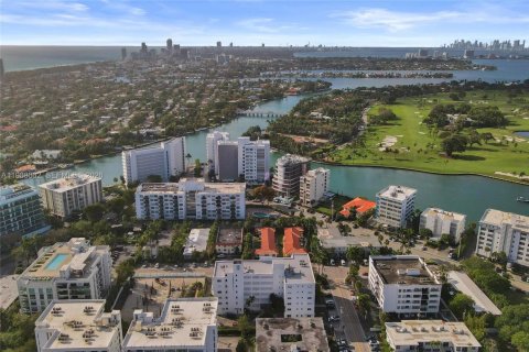 Снять в аренду кондоминиум в Бей-Харбор-Айлендс, Флорида 2 спальни, 144.46м2, № 2050328 - фото 5