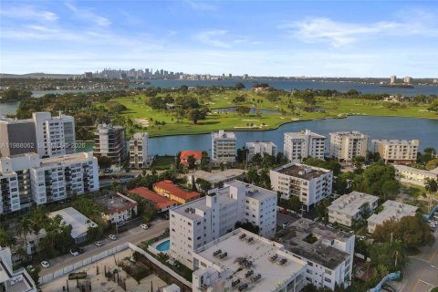 Снять в аренду кондоминиум в Бей-Харбор-Айлендс, Флорида 2 спальни, 144.46м2, № 2050328 - фото 7