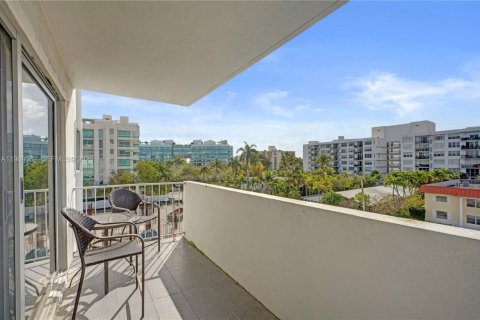 Снять в аренду кондоминиум в Бей-Харбор-Айлендс, Флорида 2 спальни, 144.46м2, № 2050328 - фото 20