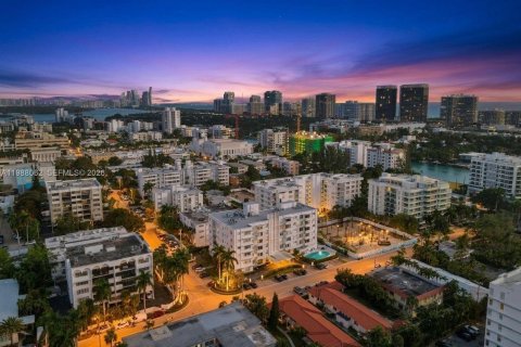 Снять в аренду кондоминиум в Бей-Харбор-Айлендс, Флорида 2 спальни, 144.46м2, № 2050328 - фото 8