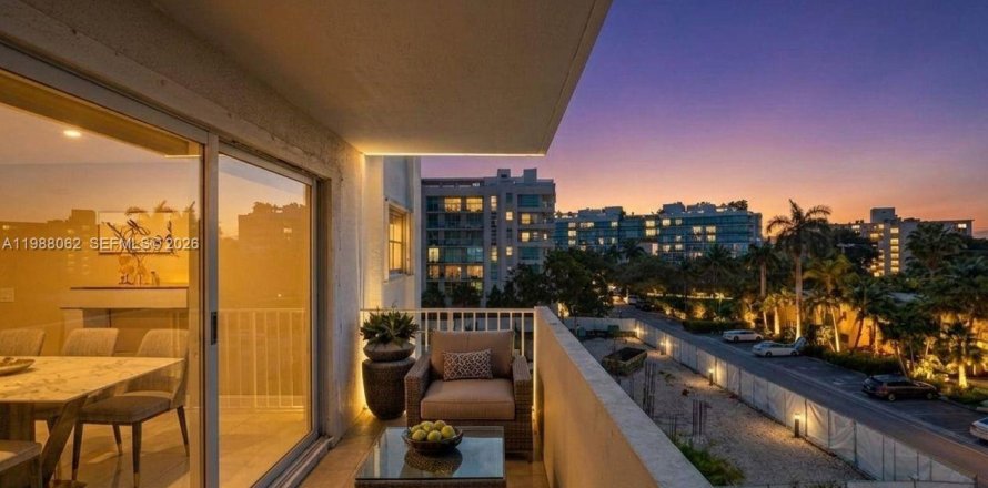 Кондоминиум с 2 спальнями в Бей-Харбор-Айлендс, Флорида № 2050328