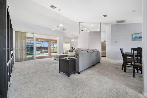 Casa en venta en Cape Coral, Florida, 3 dormitorios, 172.43 m2 № 1743935 - foto 13
