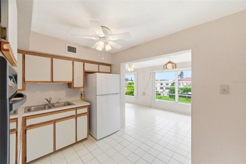 Condo in Clearwater, Florida, 2 bedrooms № 2378159 - photo 10