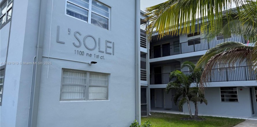 Condo à Hallandale Beach, Floride, 2 chambres № 1943925
