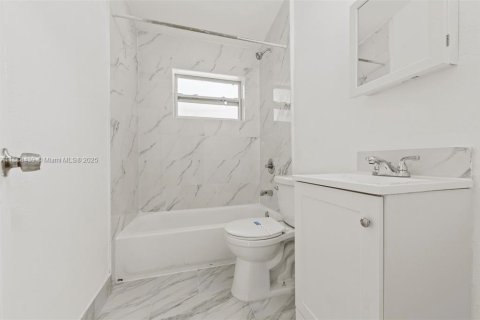 House in Fort Lauderdale, Florida 4 bedrooms, 117.8 sq.m. № 1942308 - photo 11