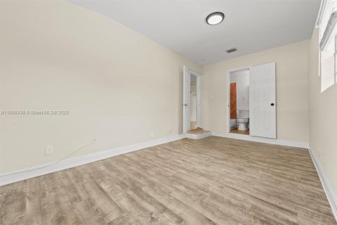 House in Fort Lauderdale, Florida 4 bedrooms, 117.8 sq.m. № 1942308 - photo 7