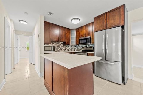 House in Fort Lauderdale, Florida 4 bedrooms, 117.8 sq.m. № 1942308 - photo 4