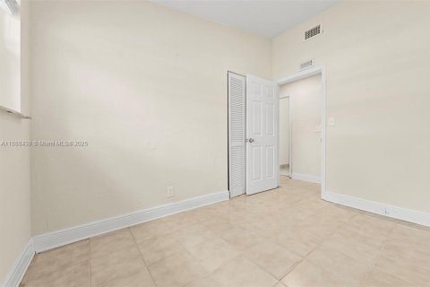 House in Fort Lauderdale, Florida 4 bedrooms, 117.8 sq.m. № 1942308 - photo 15