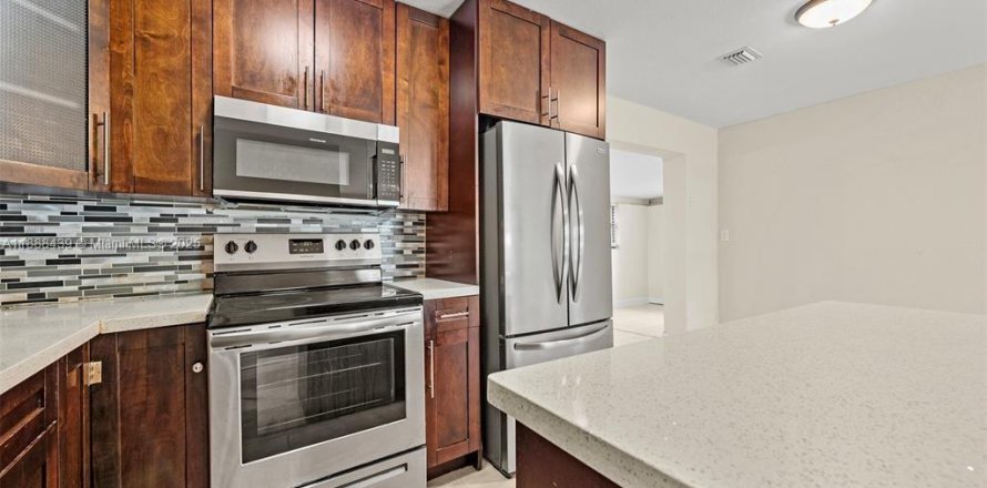 House in Fort Lauderdale, Florida 4 bedrooms, 117.8 sq.m. № 1942308