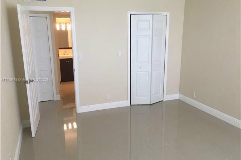 Condominio en alquiler en Miami, Florida, 1 dormitorio, 70.7 m2 № 1875588 - foto 14