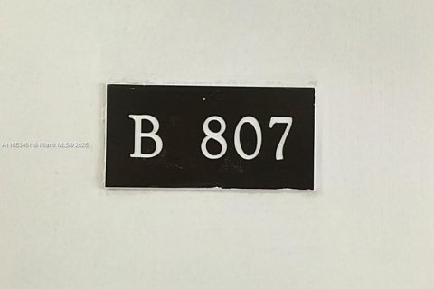 Condominio en alquiler en Miami, Florida, 1 dormitorio, 70.7 m2 № 1875588 - foto 6