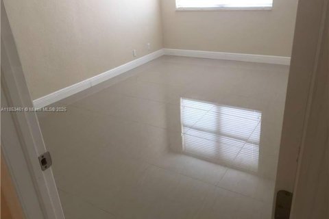 Condominio en alquiler en Miami, Florida, 1 dormitorio, 70.7 m2 № 1875588 - foto 15