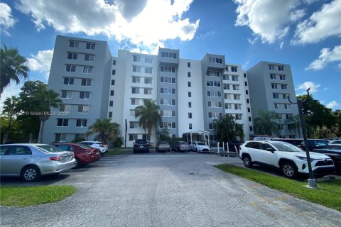 Condominio en alquiler en Miami, Florida, 1 dormitorio, 70.7 m2 № 1875588 - foto 1