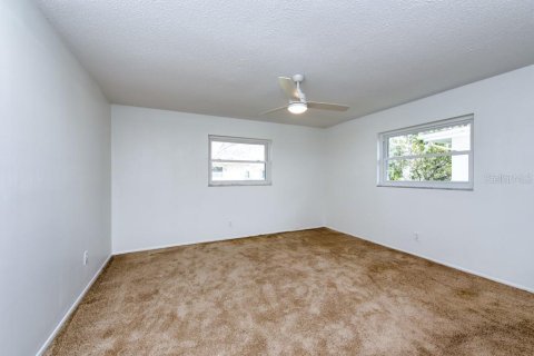 Villa ou maison à vendre à Pinellas Park, Floride: 2 chambres, 146.41 m2 № 2105488 - photo 13
