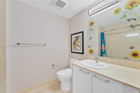 Copropriété à vendre à Sunny Isles Beach, Floride: 3 chambres, 221.39 m2 № 2046348 - photo 30